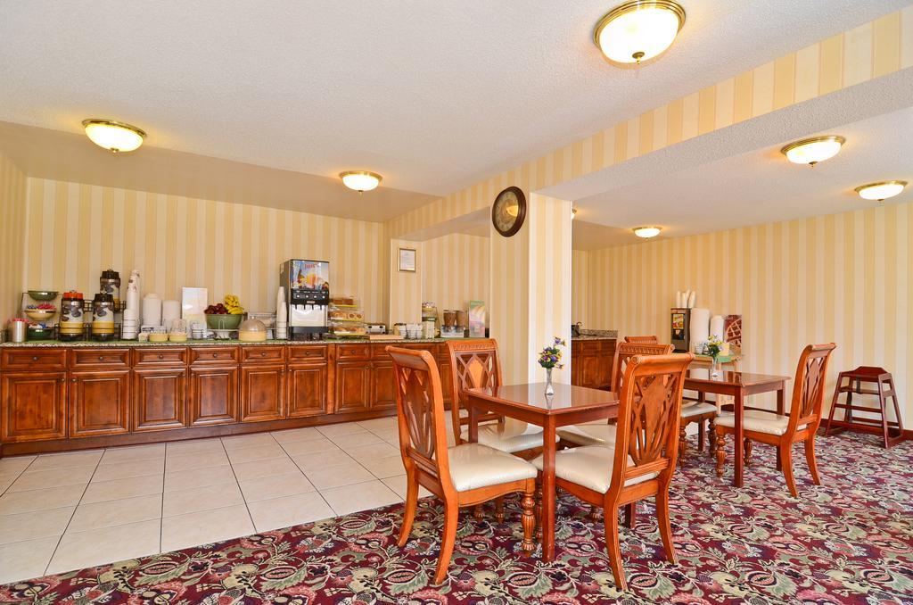 Stayapt Suites Alexandria-Fort Belvoir Restoran fotoğraf